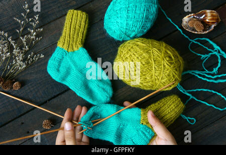 Paar Socken für die Wintersaison, von pulsierenden Wolle stricken für Kind, denken Sie Fuß Warm an kalten Tag, handgemachte Strümpfe Stockfoto