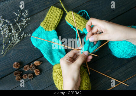 Paar Socken für die Wintersaison, von pulsierenden Wolle stricken für Kind, denken Sie Fuß Warm an kalten Tag, handgemachte Strümpfe Stockfoto