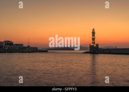 Chania, Kreta, Griechenland: Leuchtturm im Hafen von Venedig Stockfoto