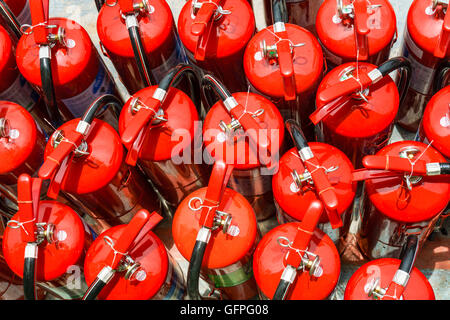 Gruppe von Feuerlöschern Stockfoto