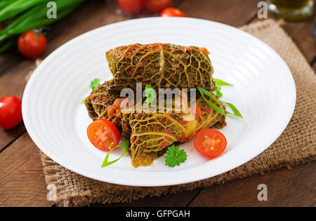 Gefüllter Wirsing rollt in Tomatensauce Stockfoto