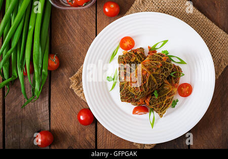 Gefüllter Wirsing Röllchen in Tomatensauce. Ansicht von oben Stockfoto