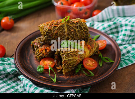 Gefüllter Wirsing rollt in Tomatensauce Stockfoto