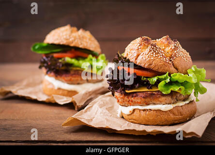 Big Sandwich - Hamburger mit saftigen Truthahn Burger, Käse, Tomaten und Tartar sauce Stockfoto