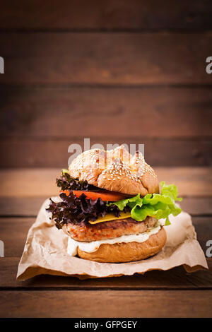 Big Sandwich - Hamburger mit saftigen Truthahn Burger, Käse, Tomaten und Tartar sauce Stockfoto