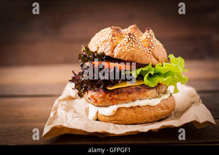 Big Sandwich - Hamburger mit saftigen Truthahn Burger, Käse, Tomaten und Tartar sauce Stockfoto