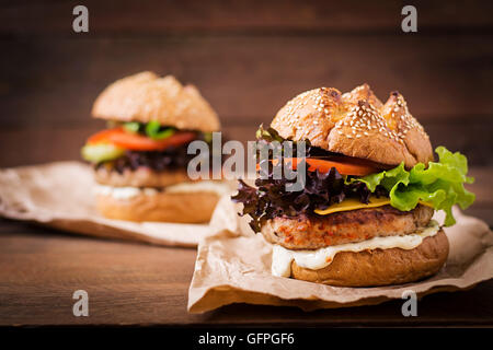 Big Sandwich - Hamburger mit saftigen Truthahn Burger, Käse, Tomaten und Tartar sauce Stockfoto