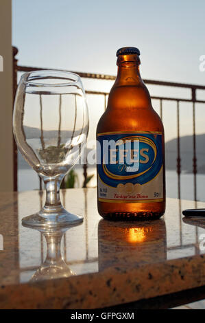 Flasche und Glas Bier Efes Pilsen, Türkei. Stockfoto