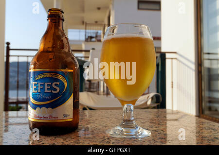 Flasche und Glas Bier Efes Pilsen, Türkei. Stockfoto