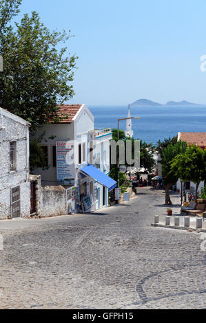 Straßenszene mit Bucht und Schlange und Maus-Inseln in der Ferne, Kalkan, Lykische Küste, Türkei, Asien. Stockfoto