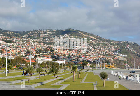 Strandpromenade mit Menschen gehen und sitzen in Funchal, Madeira, Portugal Stockfoto