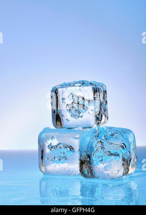 Drei Eiswürfel auf Glas Hintergrund Stockfoto