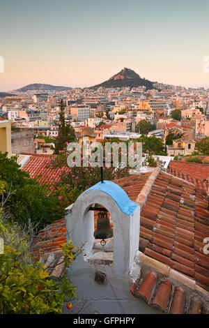 Ansicht des Lycabettus-Hügel und eine kleine griechisch-orthodoxe Kirche in Anafiotika, Athen. Stockfoto