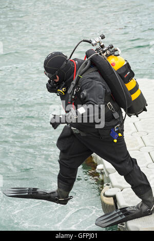 Scuba Diver Sprung ins Meer bei Swanage im Juli Stockfoto