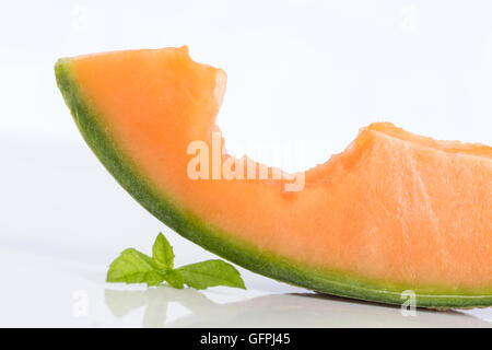 Cantaloupe Melonenscheiben mit Biss drin Stockfoto