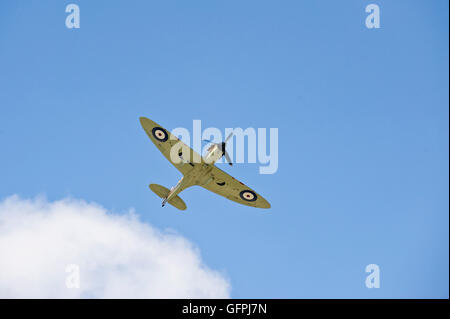 Restaurierte Spitfire, eine Flugvorführung über die Royal Welsh Show, Royal Welsh Showground, Llanelwedd, Builth Wells, Powys, Wales, UK Stockfoto