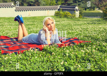 Entspannte Frau Musikhören mit Kopfhörer Stockfoto