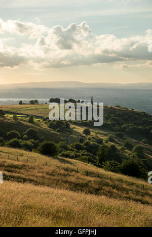 Kriegerdenkmal am Werneth Low Landschaftspark über Hyde in Greater Manchester an einem Sommerabend. Stockfoto