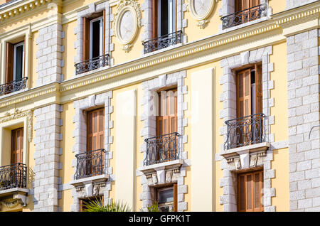 Der Blick auf ein altes Gebäude-Fassade, Menton, Frankreich Stockfoto