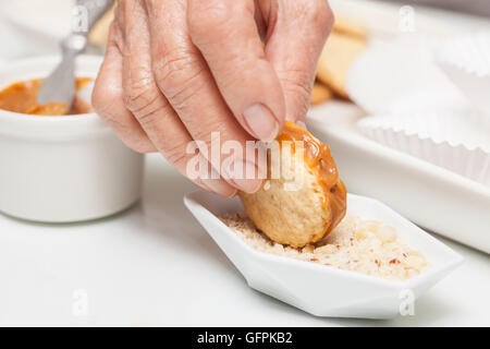 Hinzufügen von Muttern zur Cookie Kante Stockfoto