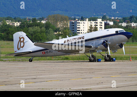 Genf/Schweiz 5. August 2015: Eines der ältesten Flugzeuge Douglas DC-3 Dakota von Breitling besteuern, um in Genf Airpo ausziehen Stockfoto