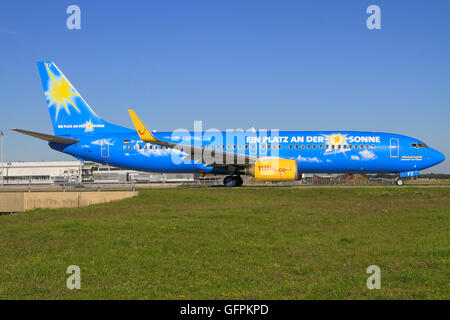 München/Deutschland 22. September 2012: Boeing 737 von Tuifly mit ARD "EIN PLATZ AN DER SONNE" Livree bereit zum Start in München Airp Stockfoto