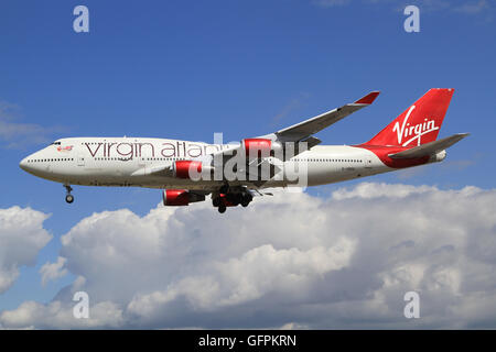 Heathrow/England 10. August 2012: Boeing 747 von Virgin Air landet auf dem Flughafen Heathrow /. Stockfoto