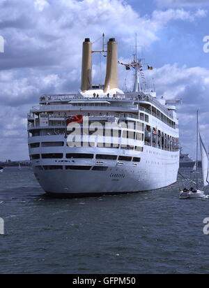 AJAXNETPHOTO.  JUNI 1994. SPITHEAD, ENGLAND. -TRUPPENTRANSPORTER REVIEW - S.S.CANBERRA, UMLAUFZEITEN VON MOD ZU DIENEN ALS ATROOPSHIP WÄHREND DES FALKLAND-KONFLIKT, EINE DER VIELEN SCHIFFE DER FLOTTE FÜR DEN 50. JAHRESTAG D-DAY-BEITRAG VON HM DIE KÖNIGIN VERANKERT.  FOTO: JONATHAN EASTLAND/AJAX.  REF: 940565 Stockfoto