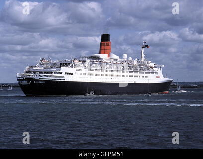 AJAXNETPHOTO.  JUNI 1994 - SPITHEAD, ENGLAND. -D-DAY JUBILÄUM FLEET REVIEW LINER - DIE CUNARD PASSENGER LINER QUEEN ELIZABETH 2 AN SPITHEAD VERANKERT FÜR DEN 50. JAHRESTAG DER NORMANDIE WWII ALLIIERTE LANDUNG.  FOTO: JONATHAN EASTLAND/AJAX.  REF: 940564 Stockfoto