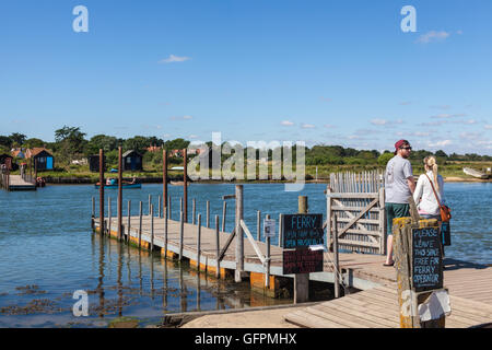 kleine Zeile Boot Passagierfähre crossing am Fluß Blyth von Southwold, waberswick Stockfoto