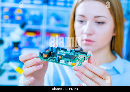 Techniker überprüft das elektronische Gerät Stockfoto