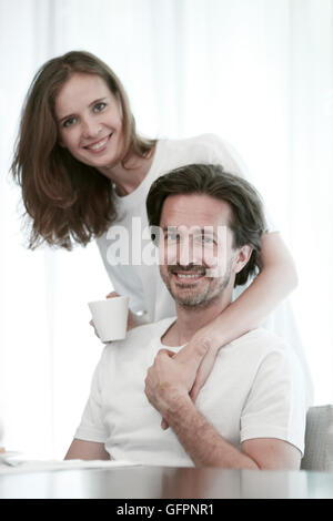 Porträt des glücklichen Paares umarmen auf weißem Hintergrund Stockfoto