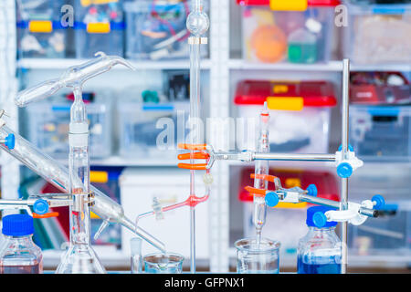 chemischen Glas Setup im Labor Stockfoto