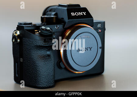 19. 12. 2015, BERLIN, Deutschland, Sony Alpha a7R II ILCE 7RM2 spiegellose Digitalkamera (nur Körper) ohne Objektiv. Stockfoto