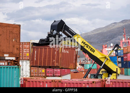 Hydraulische Hyster Elektrogabelstapler Aufhebung Schifffahrt Container im Hafen. Atlantik Hafen Nuuk Sermersooq Grönland Stockfoto