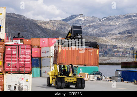 Hydraulische Hyster Elektrogabelstapler heben Versand Frachtcontainer im Hafen. Atlantik Hafen Nuuk Sermersooq Westgrönland Stockfoto
