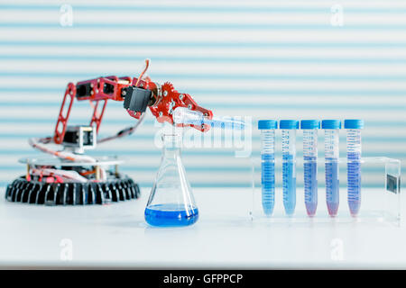 Roboter manipuliert Reagenzgläser mit gefährlichen Chemikalien Stockfoto