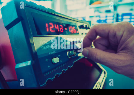 Ajust der Funktionsgenerator, elektronische Messgeräte Stockfoto