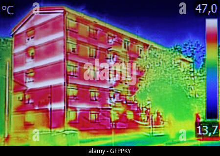 Infrarot-Thermografie-Bild zeigt mangelnde Wärmedämmung auf Wohnhaus Stockfoto