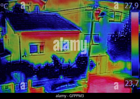 Infrarot-Thermografie-Bild zeigt mangelnde Wärmedämmung auf Wohnhaus Stockfoto