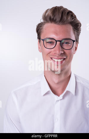 Porträt eines jungen lächelnd Geschäftsmannes in weißen Hemd Stockfoto