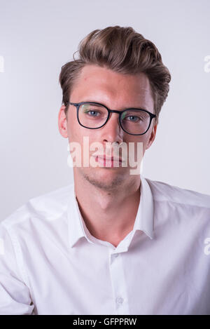 Porträt eines jungen Geschäftsmannes in weißen Hemd Stockfoto