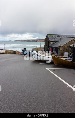 Küstenfischerei Boote oben im Auto und Boot Park Sennen Cove, Cornwall, UK geschleppt.  Cape Cornwall in der Ferne. Stockfoto