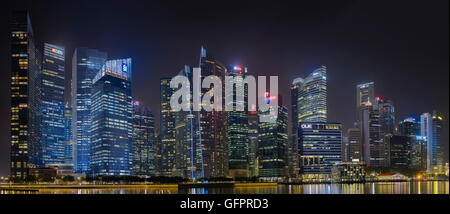 Panorama-Aufnahme von Singapur Stadt Skyline bei Nacht Stockfoto