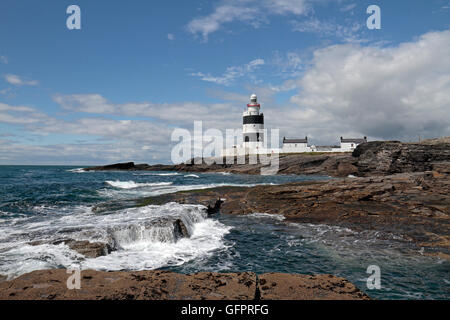 Die Hook Lighthouse auf einem Felsvorsprung der Hook Halbinsel, Co Wexford, Irland. Stockfoto