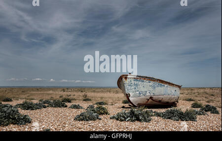Eine ärztliche-Boot an einem verlassenen Strand. Aufgenommen am Dengeness, Kent, UK Stockfoto