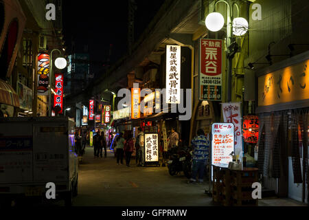 Nachtleben mit Lichtwerbung in den Seitenstraßen rund um den Bahnhof Ueno in Tokio, Japan Stockfoto