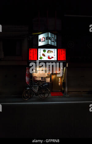 Einziges kleines Restaurant mit roten Lichtwerbung und Fahrräder in der Nähe von Bahnhof Ueno in Tokio, Japan Stockfoto