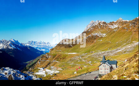 Eine authentische, entfernte Hotel auf dem Klausenpass in der Schweiz setzen den wunderschönen Schweizer Alpen auf was die Worl zählt Stockfoto