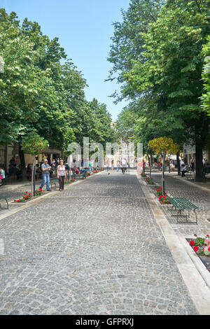 Korfu, Griechenland - 11. Juni 2016. Menschen in den Straßen der Insel zu Fuß Stockfoto